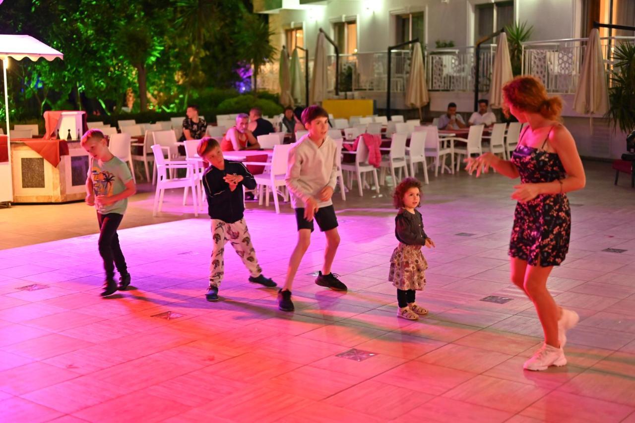 Golden Sunset Hotel&Spa Kemer Ngoại thất bức ảnh Dancing in the square