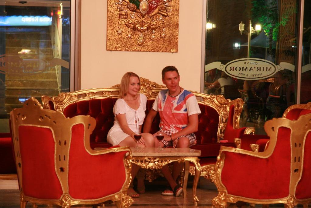 Golden Sunset Hotel&Spa Kemer Ngoại thất bức ảnh A couple at a restaurant in Pattaya, Thailand